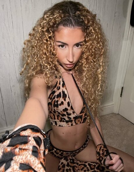 Jazmine Dyer model photos