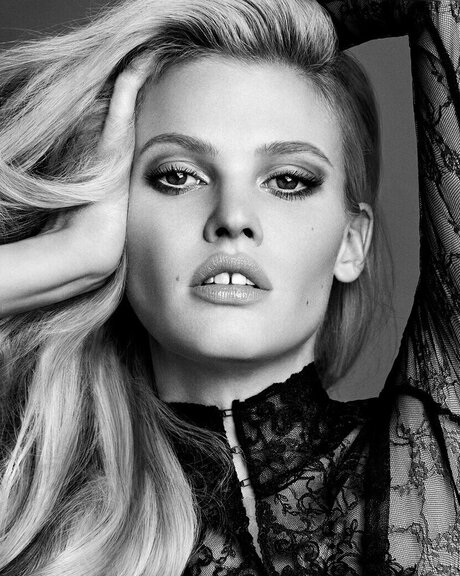 Lara Stone model top images