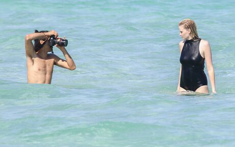 Lara Stone art star image