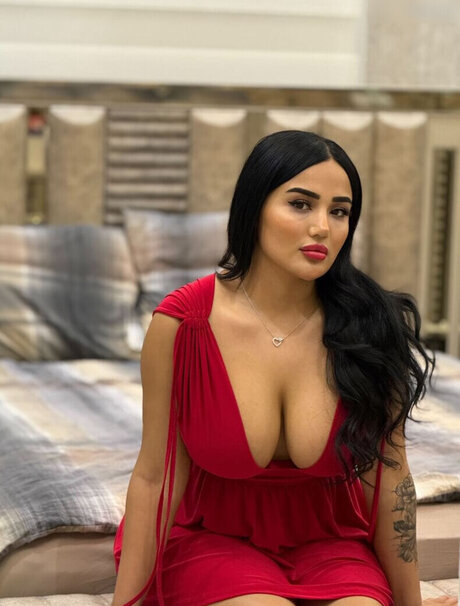 Melek Azad nude model picture