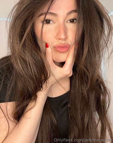 Melek Azad actress pics