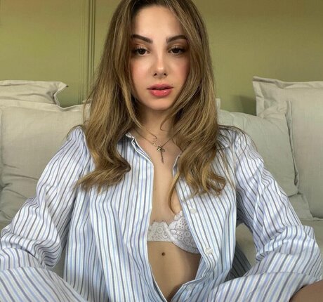 zeybik beautiful model img