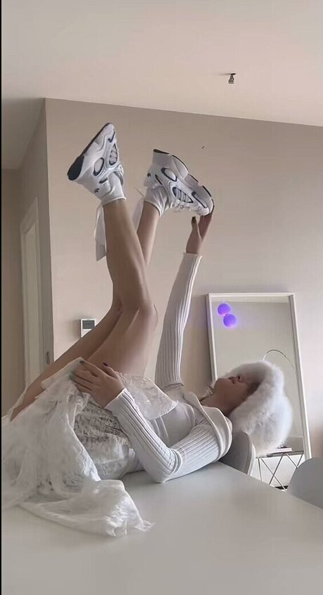 zeybik model nude photo