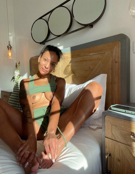 Leo London model nice img