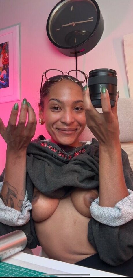 Leo London art model pic