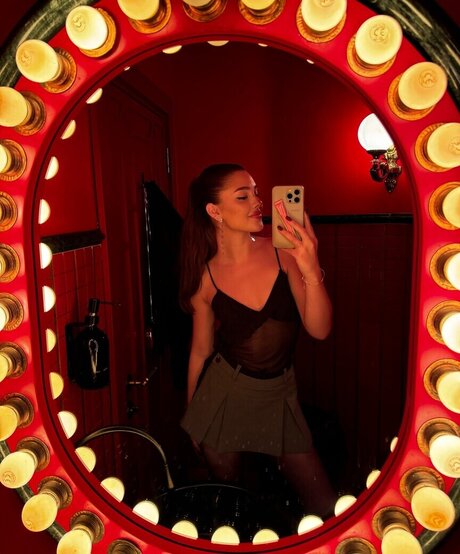 Sinem Melek Co kun nice actress photo