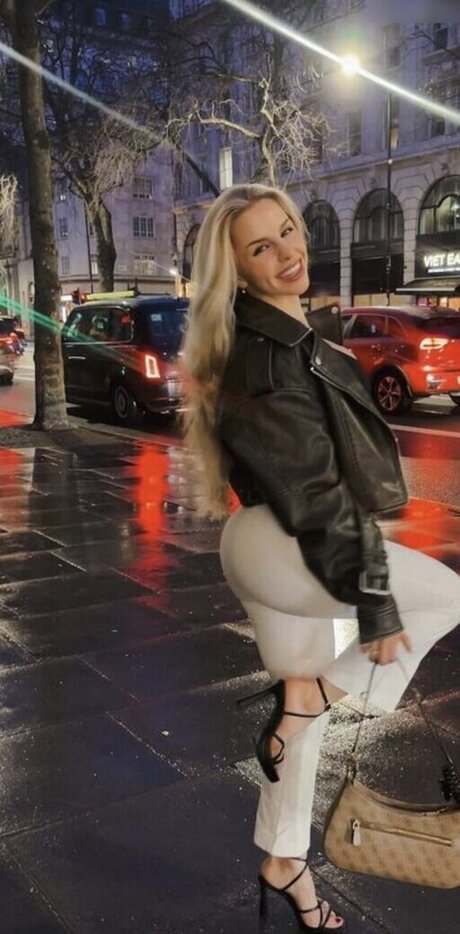 Lucia Leona model hot pics