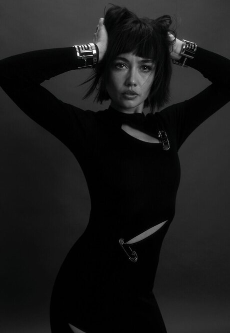 Sydney Chandler sex model archive