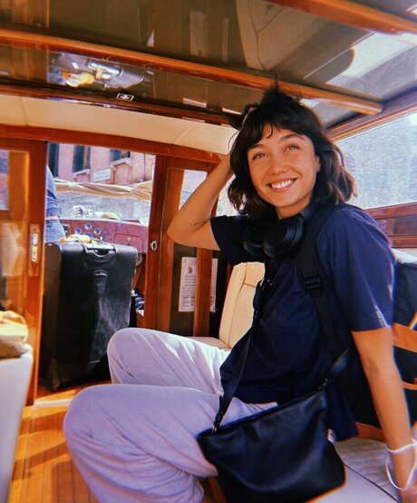 Sydney Chandler hd actress galleries