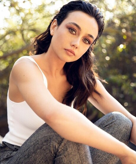 Sydney Chandler star pretty pics