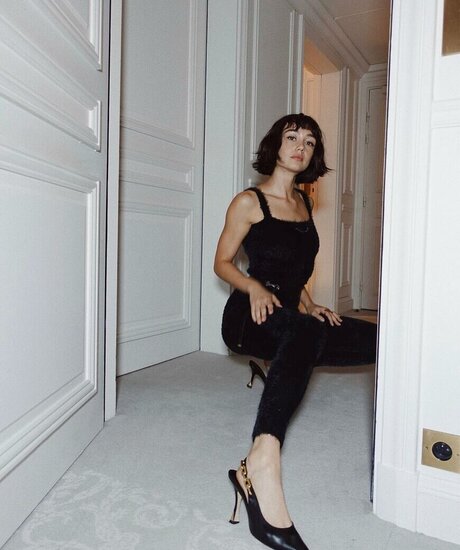 Sydney Chandler sexy actress photos