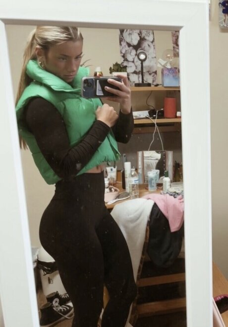 makeup artist onlyfans pornographic picture