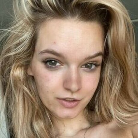 Curvyleila porn star pic