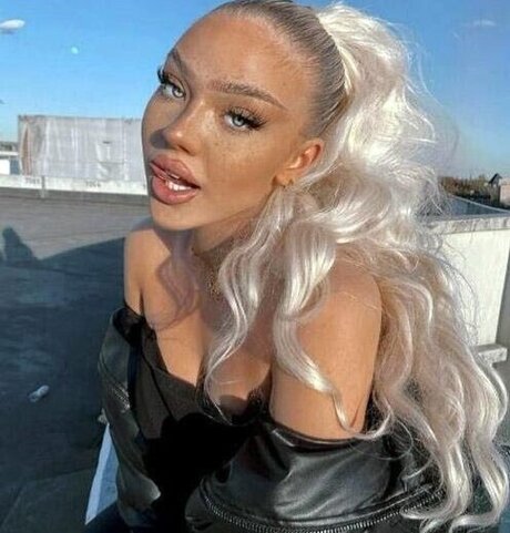 Elaine Victoria star exclusive pics