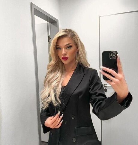 Elaine Victoria star pretty pictures