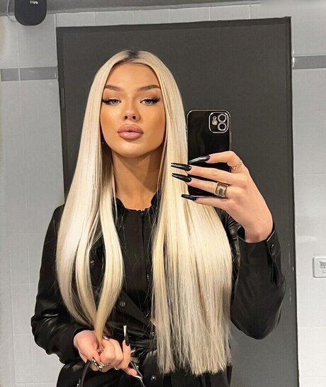 Elaine Victoria model pretty archive