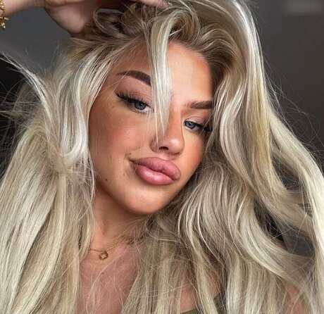 Elaine Victoria model nice pic