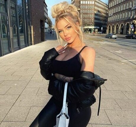 Elaine Victoria pornstar pics