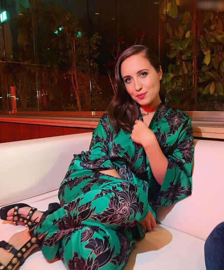 Alice Merton beautiful model img