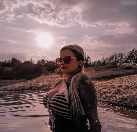 Lyn k44 exclusive actress photo