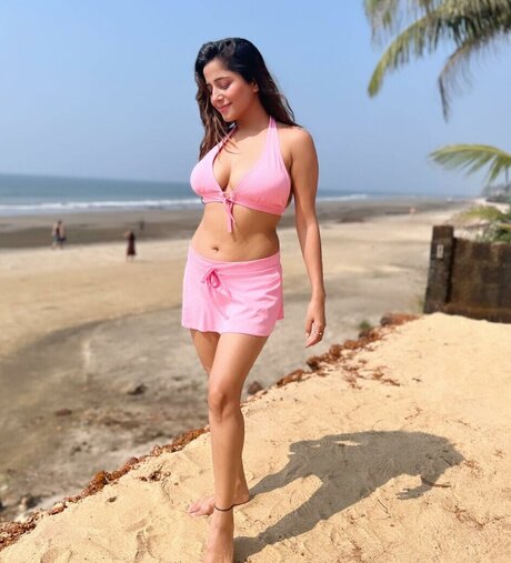 Kate Sharma star sexy pic