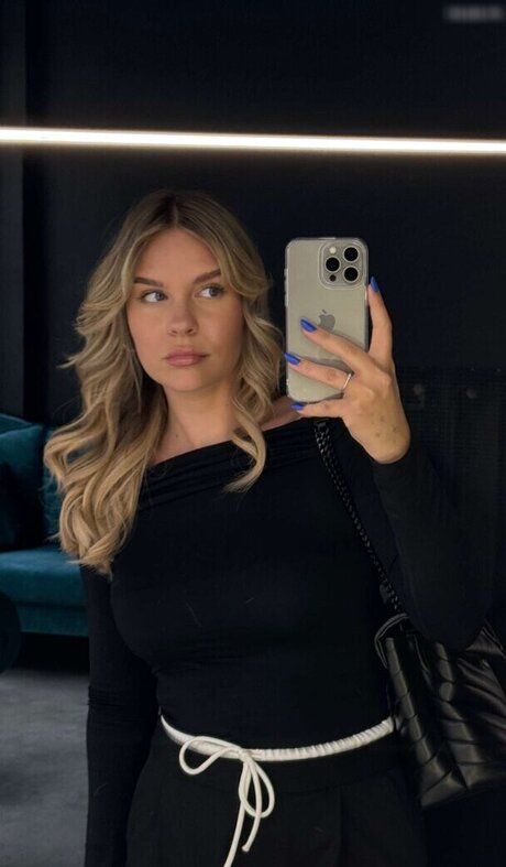 Dagi Bee nudes model gallery