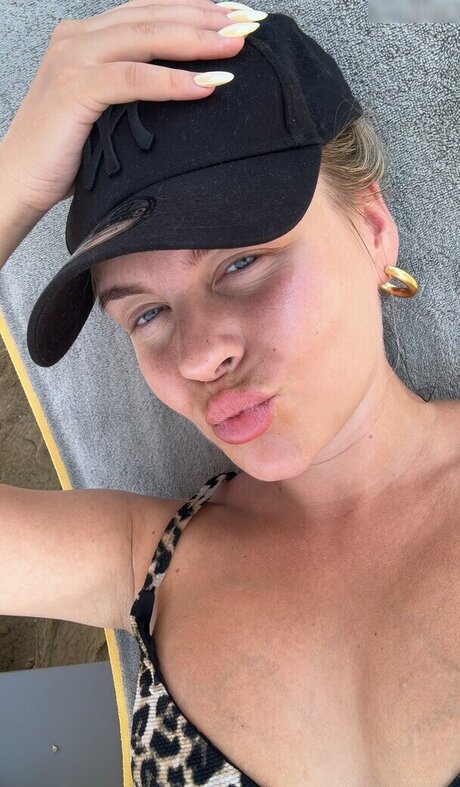 Dagi Bee naked actress galleries