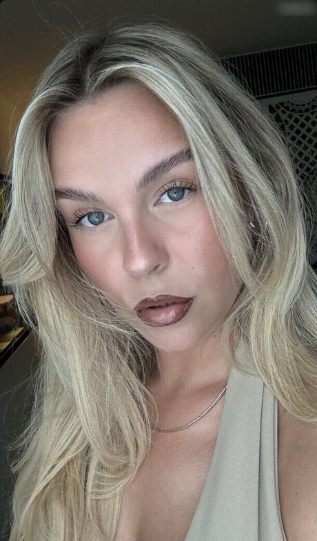 Dagi Bee exclusive star photo