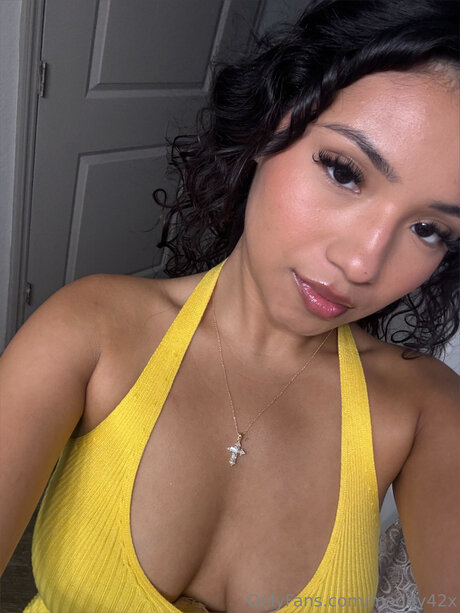 Maddy42x naked model picture