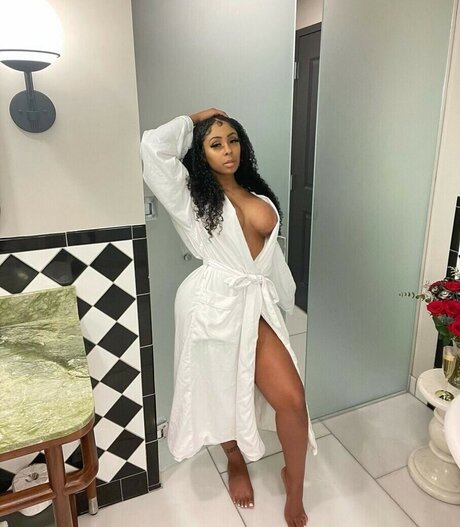 Iamporshaevans pornographic model image