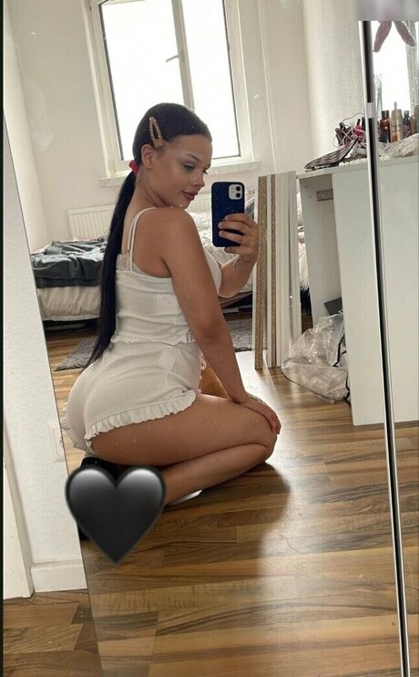 Lara Bttn model top pictures