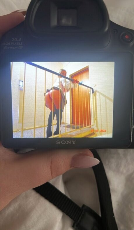 Lara Bttn free actress photos