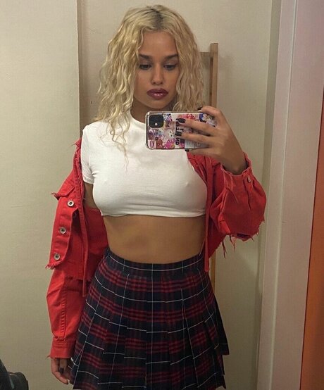 Tommy Genesis art model img