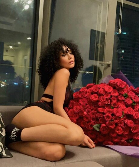 Isra Hurmanli model best pic