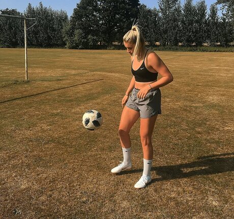 Prominent sex star img