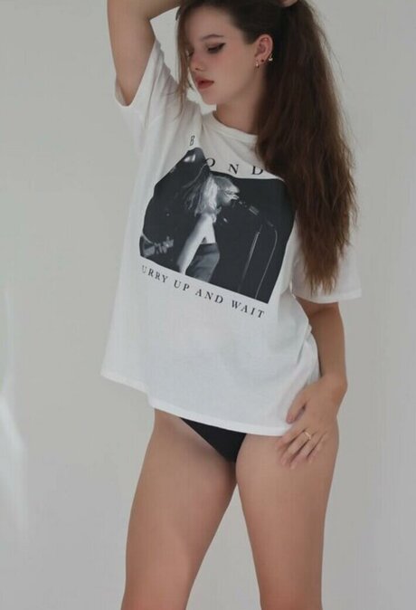 Isabella 110022 hd model pic