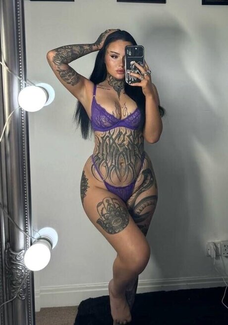 Ash Wilson naked model pic