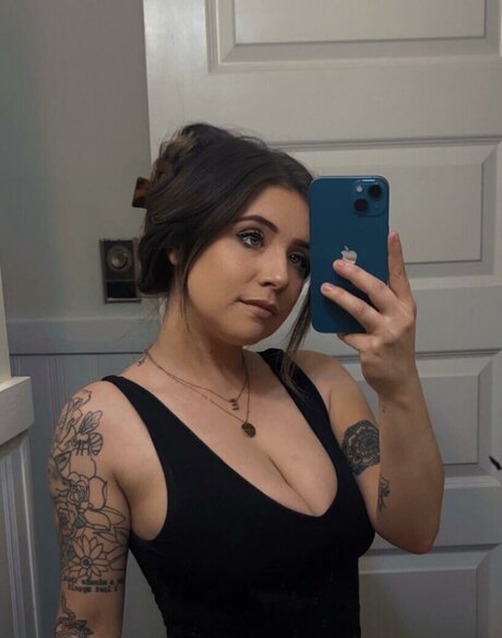 Astrolgygrl model nude picture