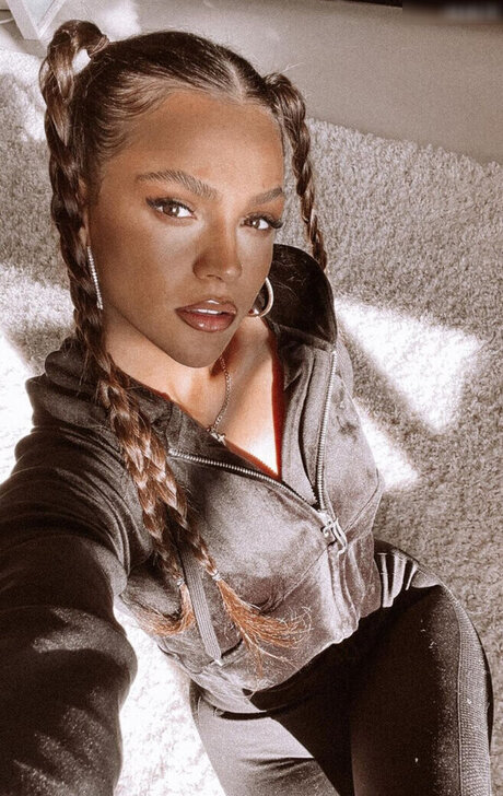 Jeje Lopes art model gallery