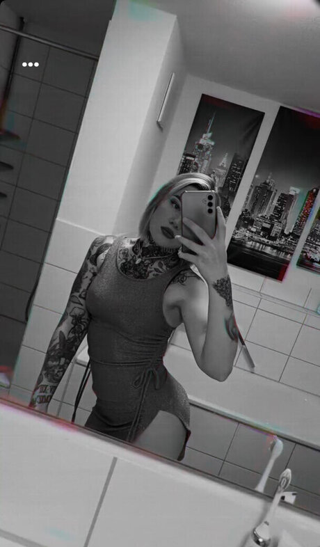 Typischblonnd model hot pic