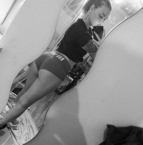 Typischblonnd nudes model image