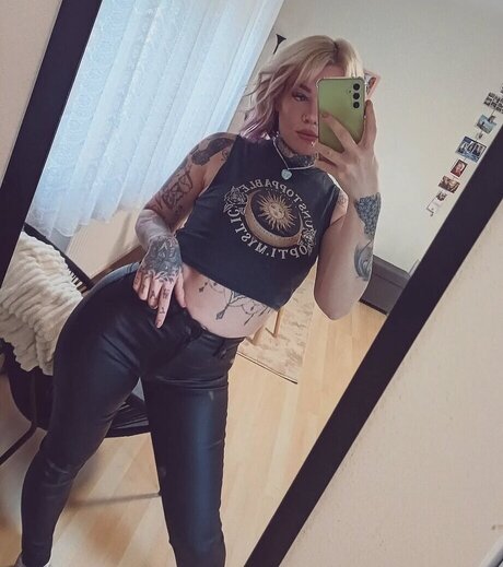 Typischblonnd nudes star image