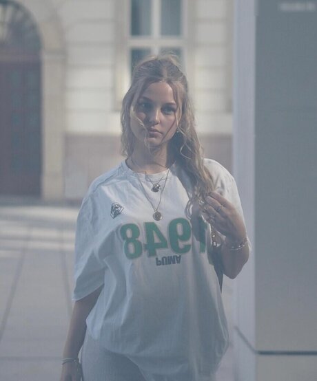 _marie lbs model top pic