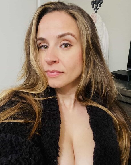 BellaSuede star erotic pictures