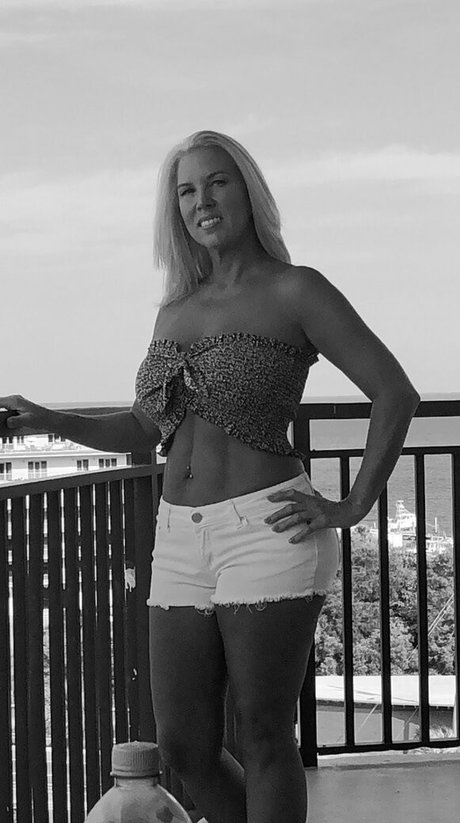 jennyjizzxxx erotic actress image