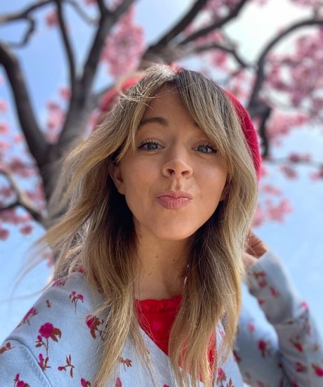 blonde hairy pussy onlyfans top image