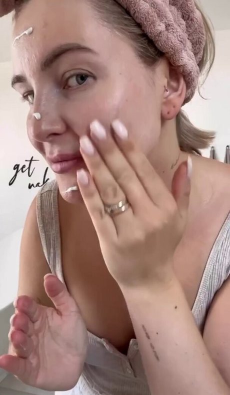 lesbian fingering onlyfans naked pic