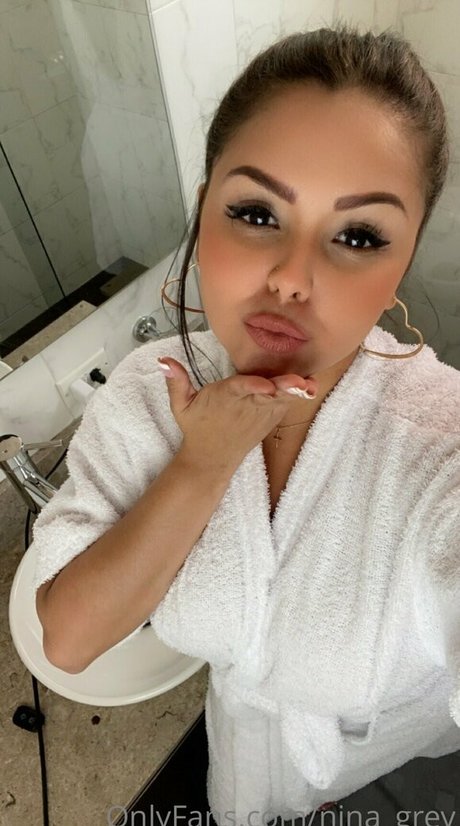 nina grey top model pic