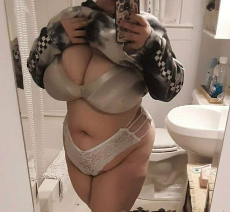 soft tittybogwitch nude star photo