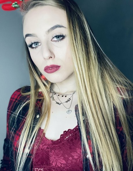 hollyclue nude model archive